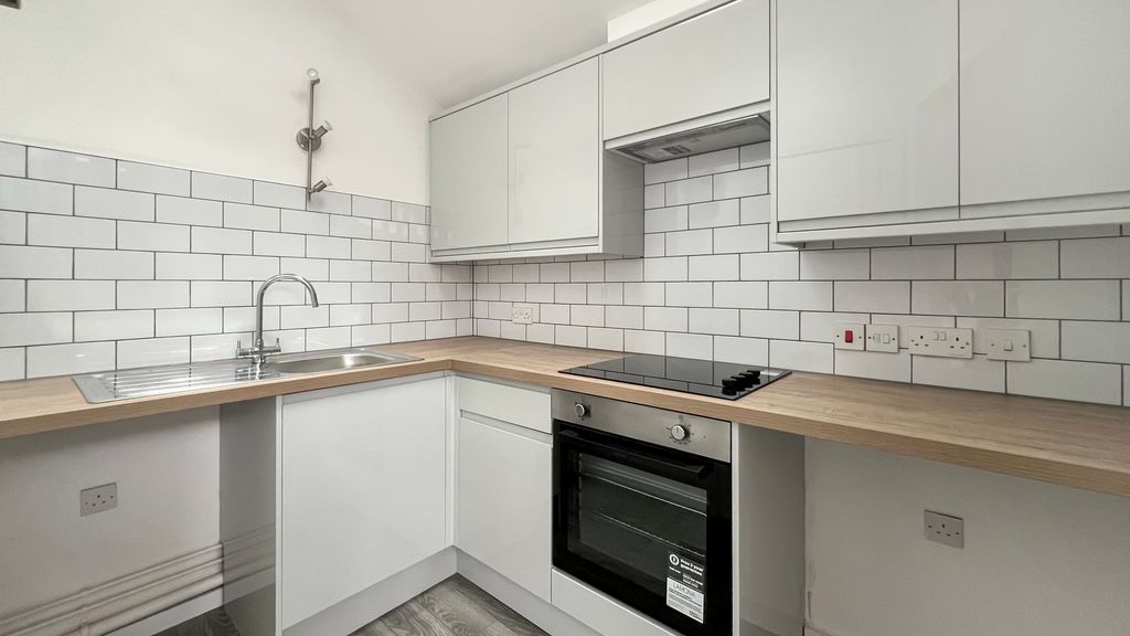 Property photo 2 of 8 Image00014