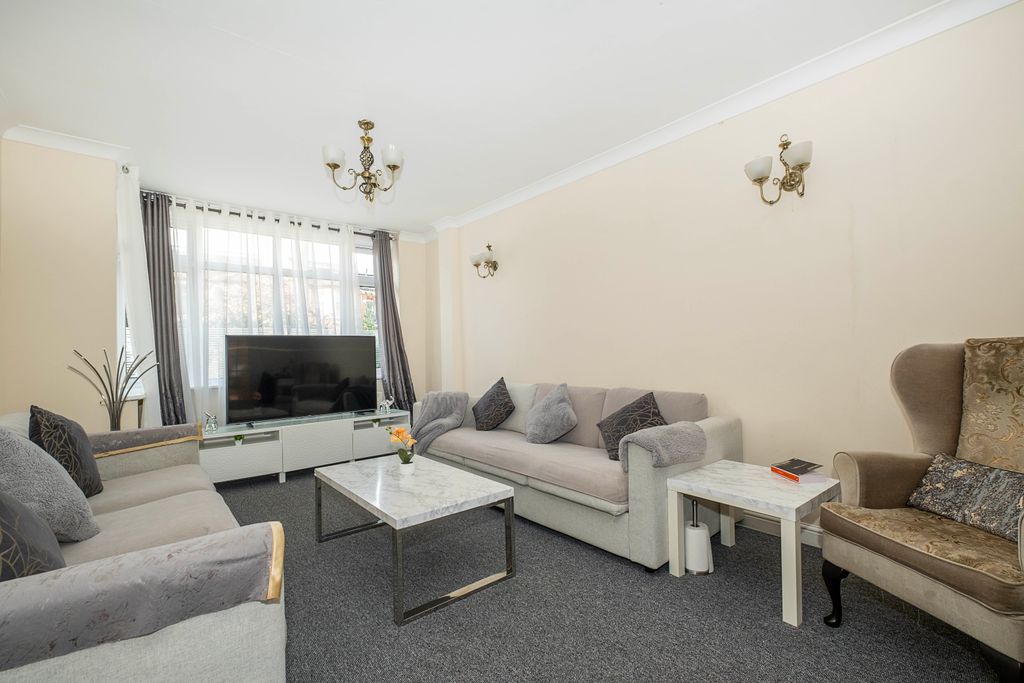 Property photo 2 of 9