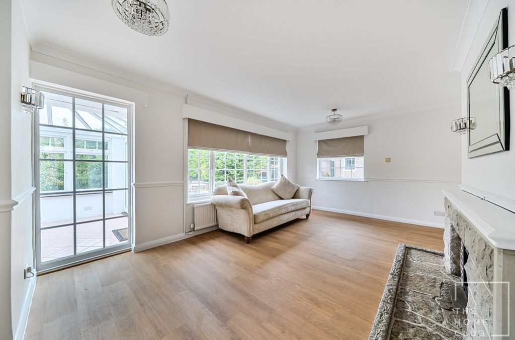 Property photo 2 of 18 F5c7Eba4-B9A9-4890-Af19-c014d8Bd4A13