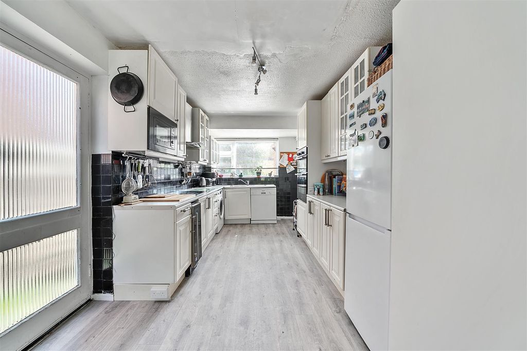 Property photo 3 of 20 Kitchen