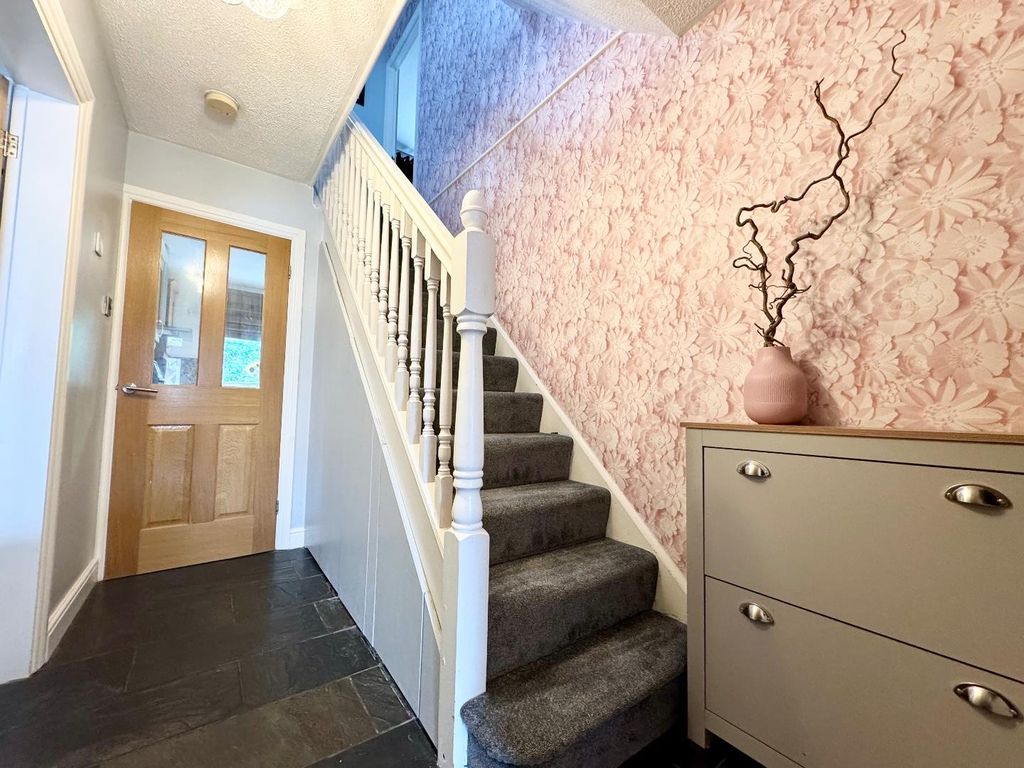 Property photo 3 of 18 Entrance Hall