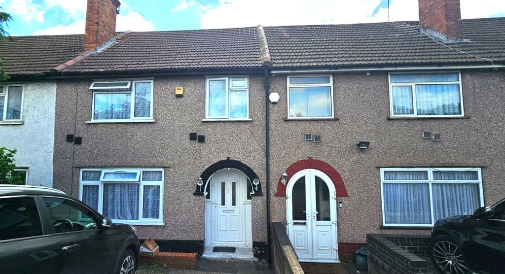 Property photo 1 of 13 North Circular Road, Nw2
