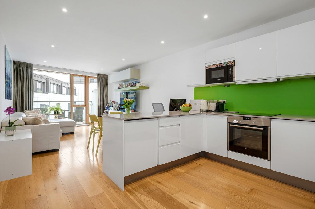 Property photo 1 of 16 Reception/Kitchen