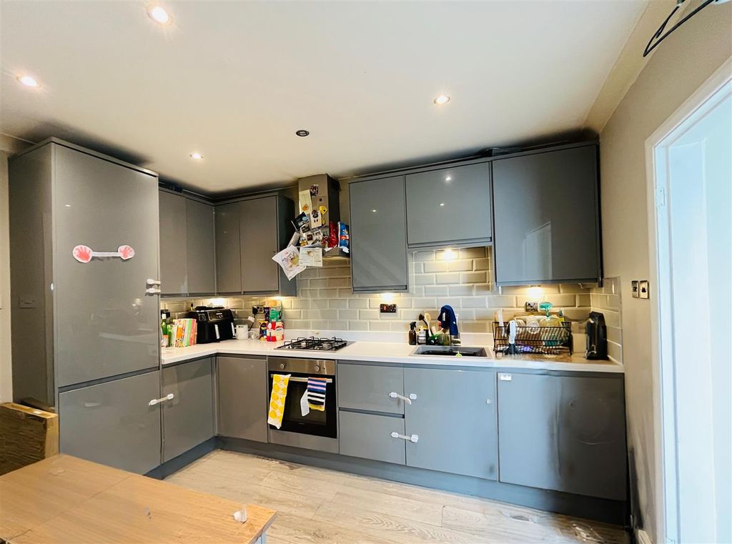 Property photo 3 of 9 Kitchen
