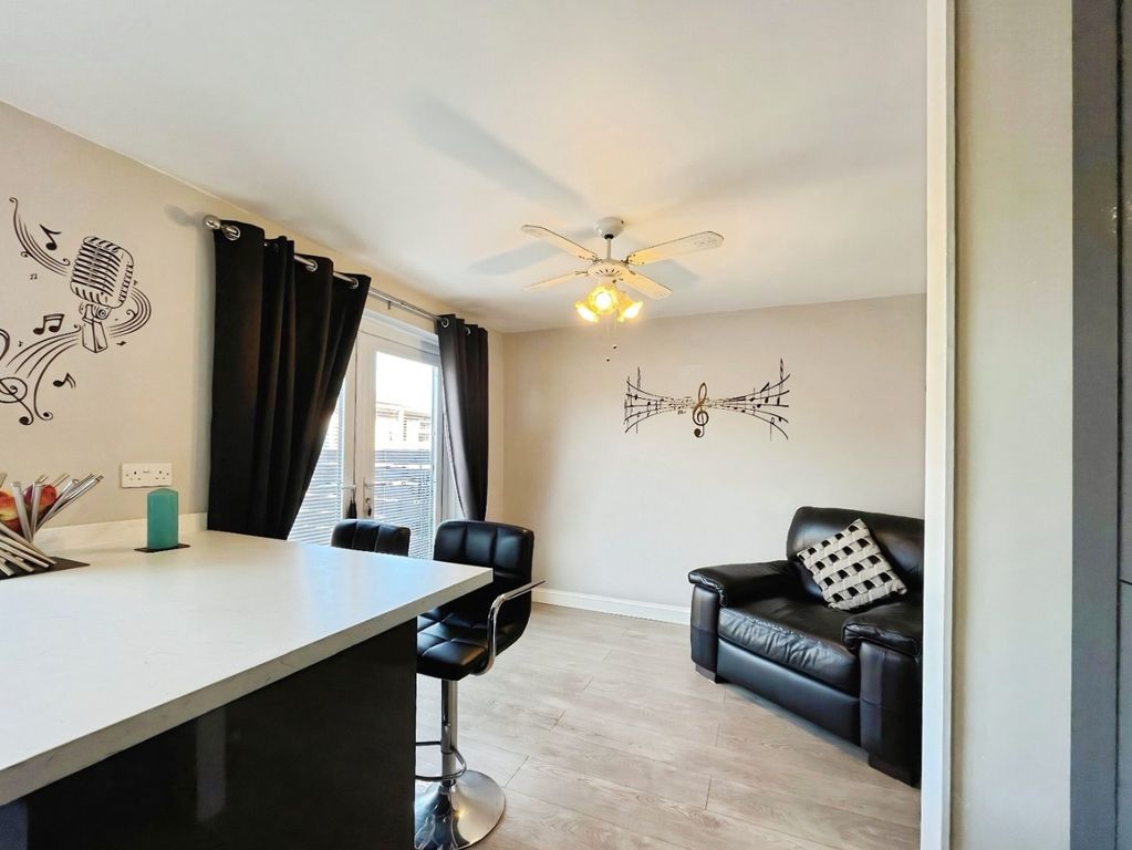 Property photo 3 of 14 4698702