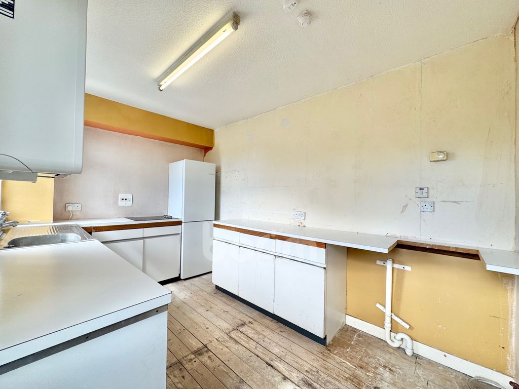 Property photo 3 of 24 Dipple Court, Kilbirnie Kitchen Pic