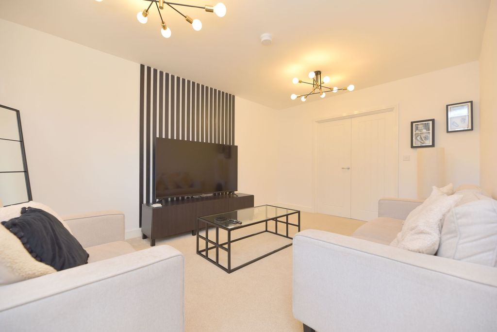 Property photo 2 of 32