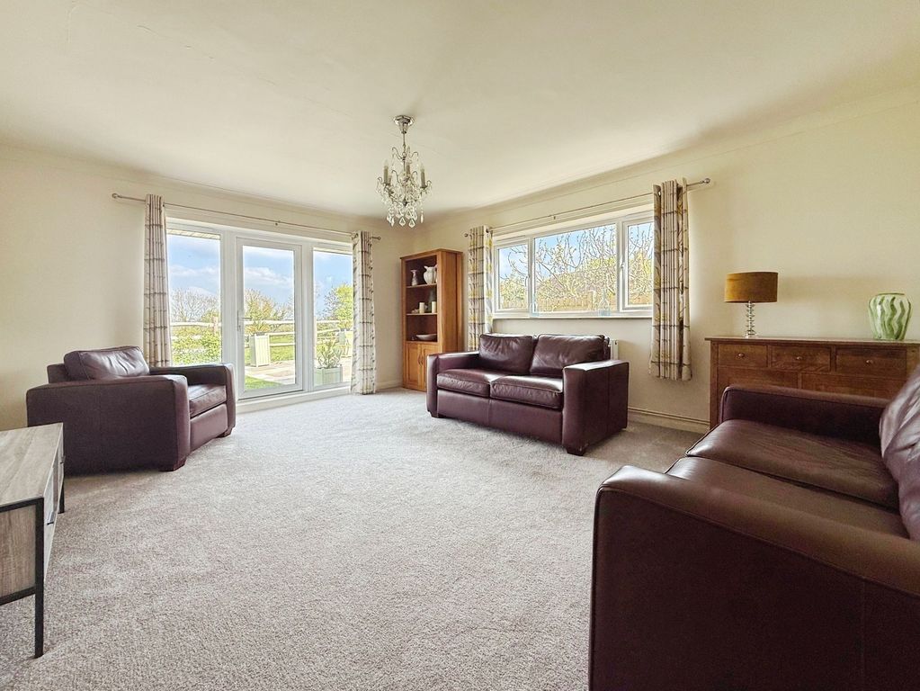 Property photo 3 of 13 Lounge
