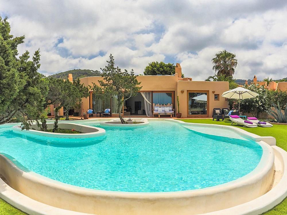 Property photo 2 of 32