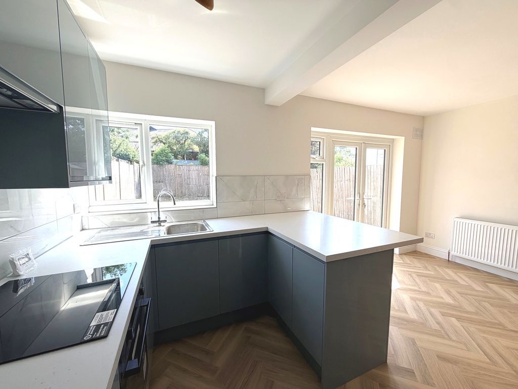 Property photo 3 of 10 Kitchen