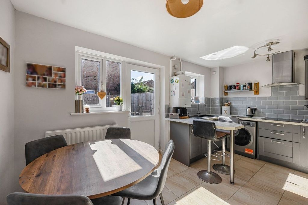 Property photo 3 of 18 Kitchendiner