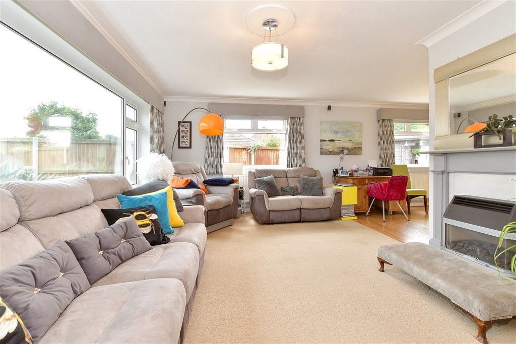 Property photo 1 of 13 Lounge