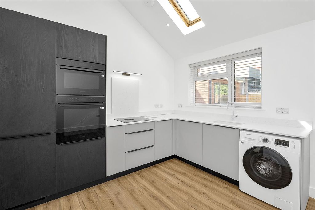 Property photo 3 of 11 Londonroad-07.Jpg