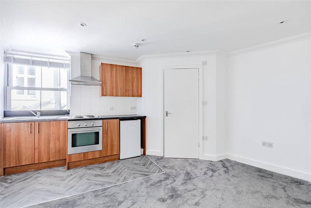 Property photo 3 of 5 Studio