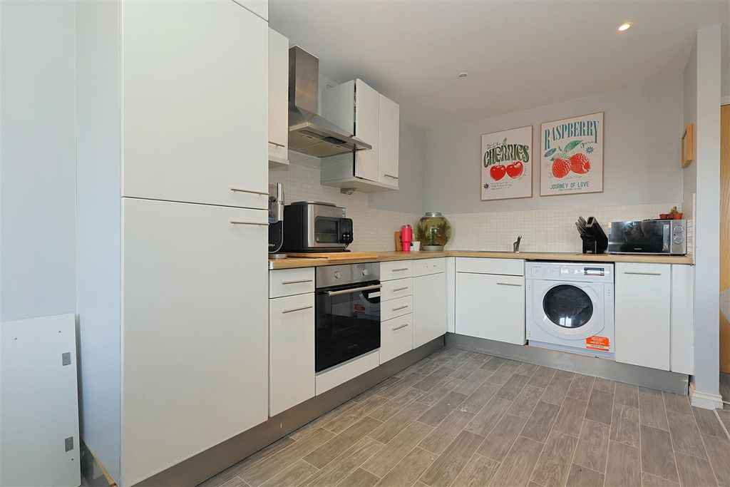 Property photo 3 of 11 Kitchen