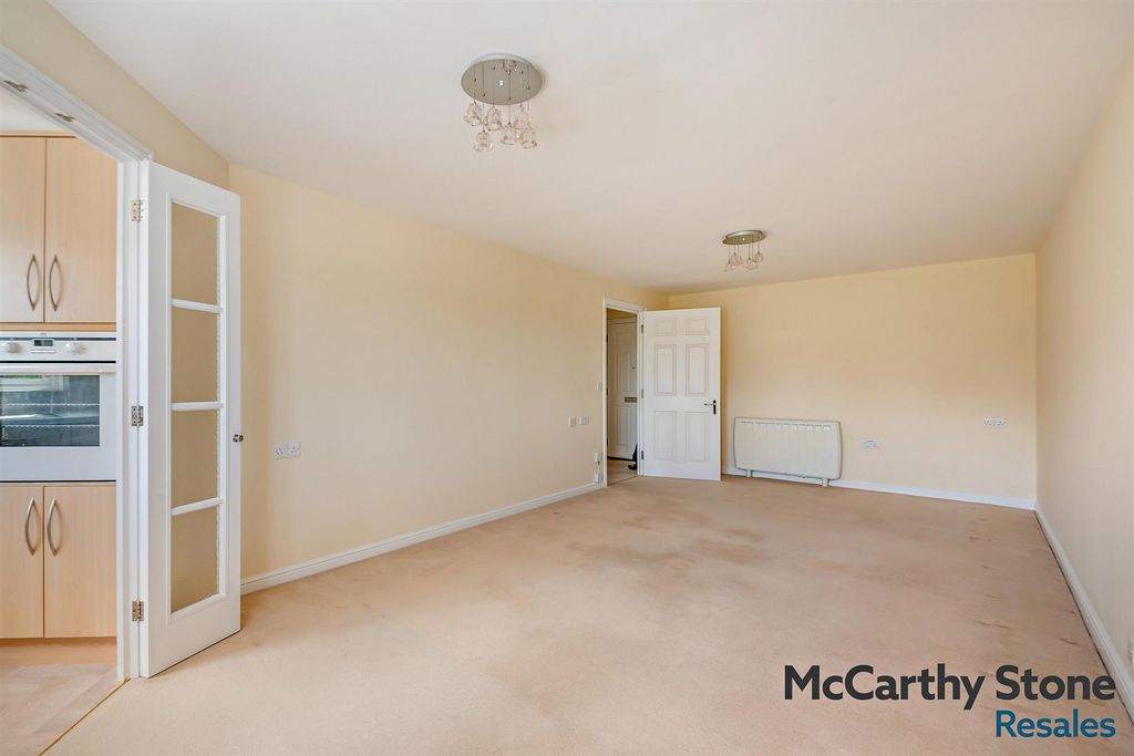 Property photo 3 of 24 8695411-Interior02-800.Jpg