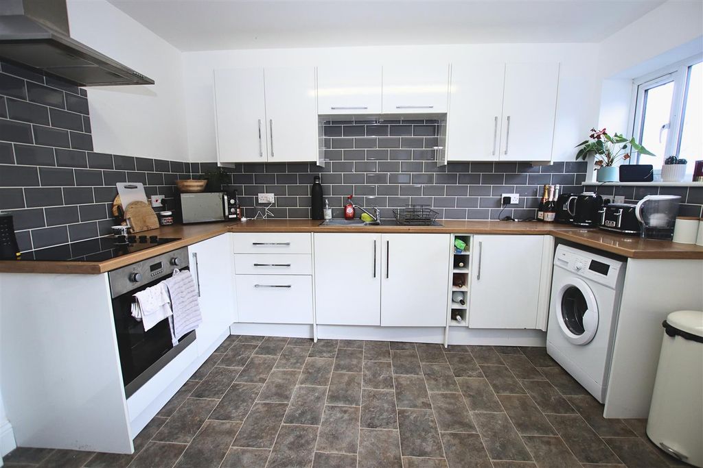 Property photo 3 of 5 Kitchen.Jpg