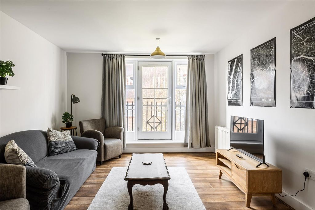 Property photo 2 of 14 10 Woodcote House-9.Jpg