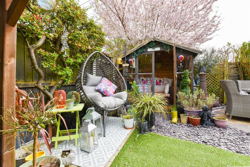 Property photo 2 of 24 Newenden Close D.Jpg