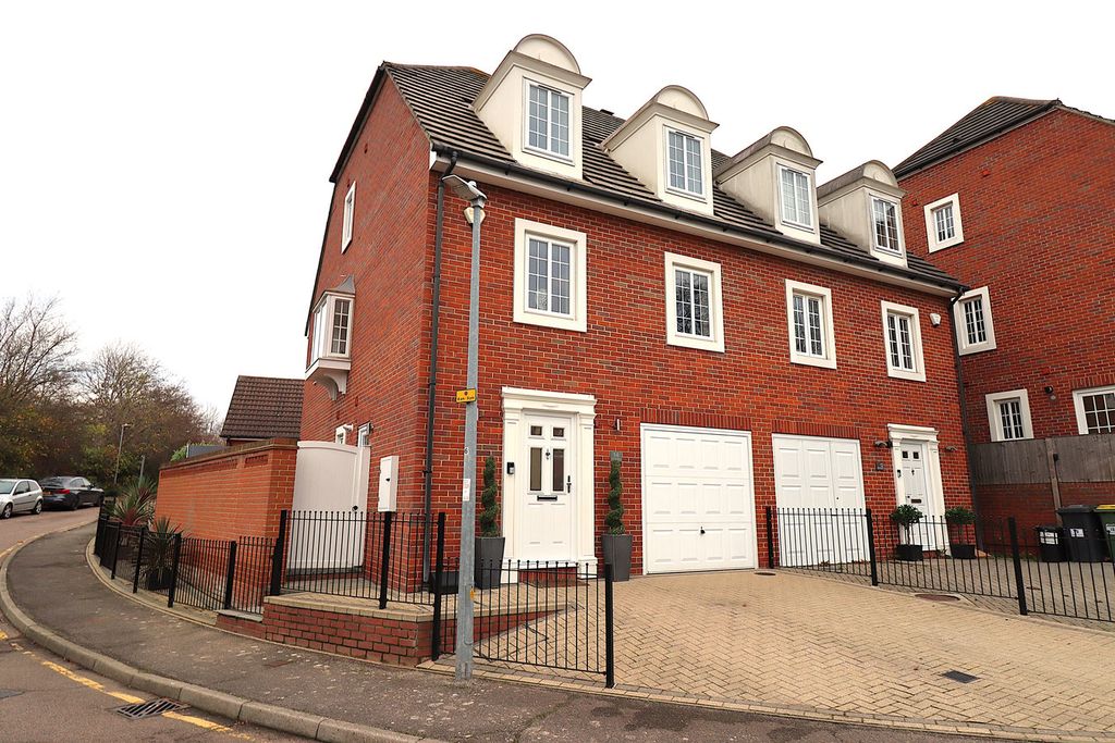 Property photo 1 of 32