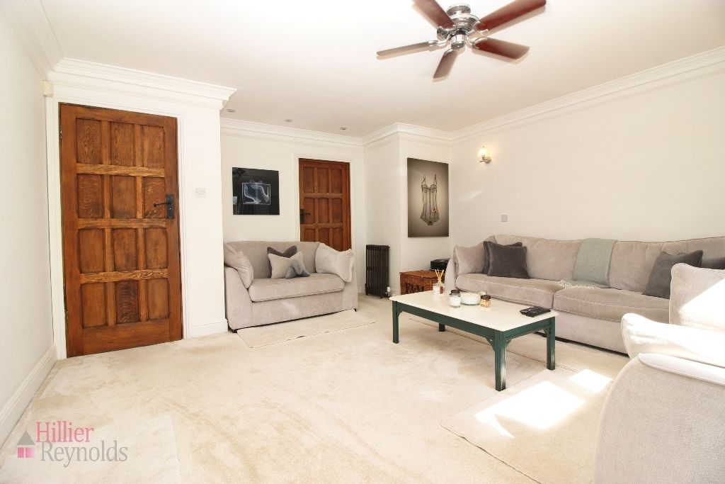 Property photo 2 of 21 Lounge