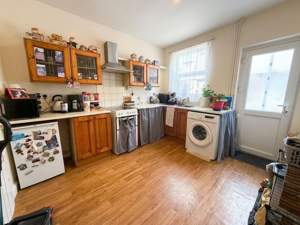 Property photo 2 of 8 Kitchen