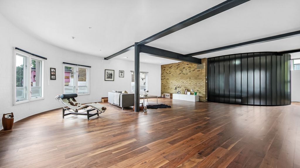 Property photo 1 of 11