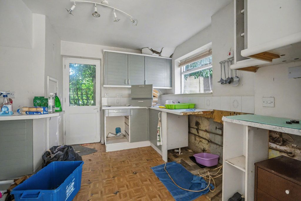 Property photo 3 of 10 Gilbert Close - Kitchen