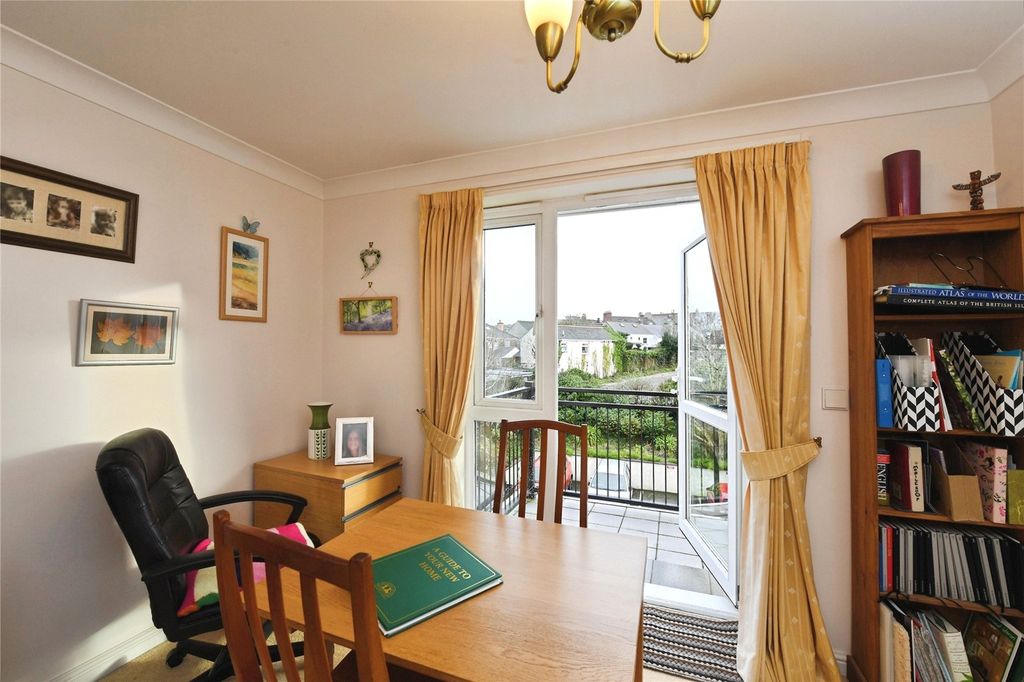 Property photo 3 of 9 Lounge