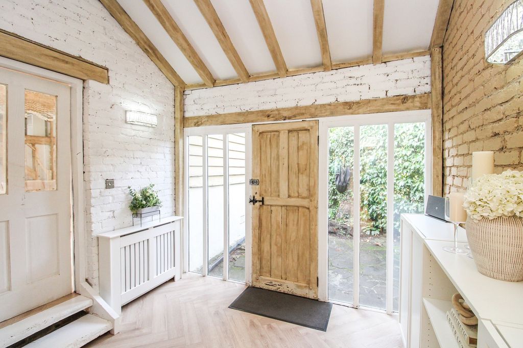 Property photo 2 of 16 Entrance Hall