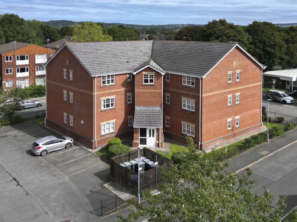 Property photo 1 of 15 2 West Park Close