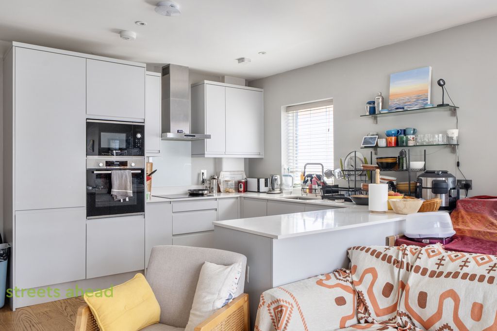 Property photo 3 of 12 A9A6ba37-d923-4c4...