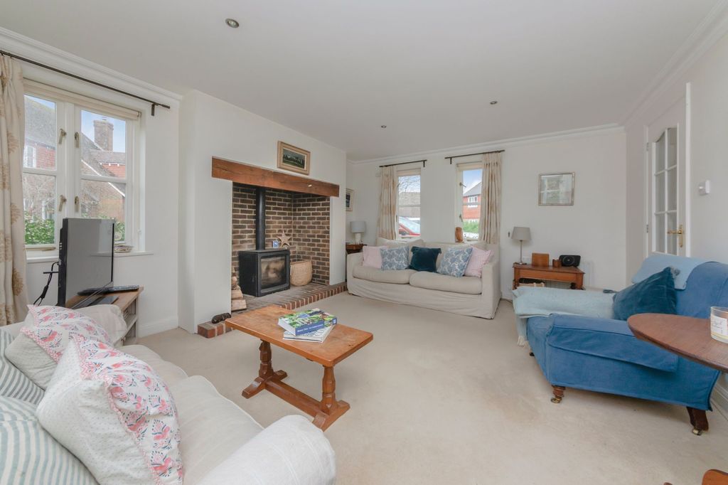 Property photo 2 of 28