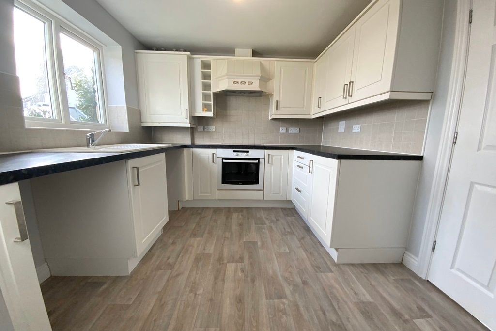Property photo 3 of 21 Kitchen