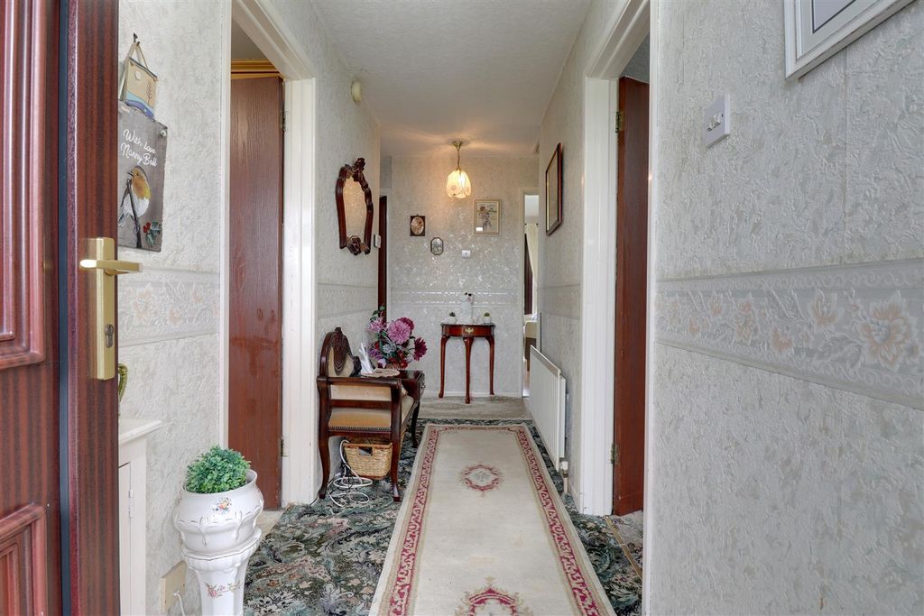 Property photo 2 of 15 Entrance Hall