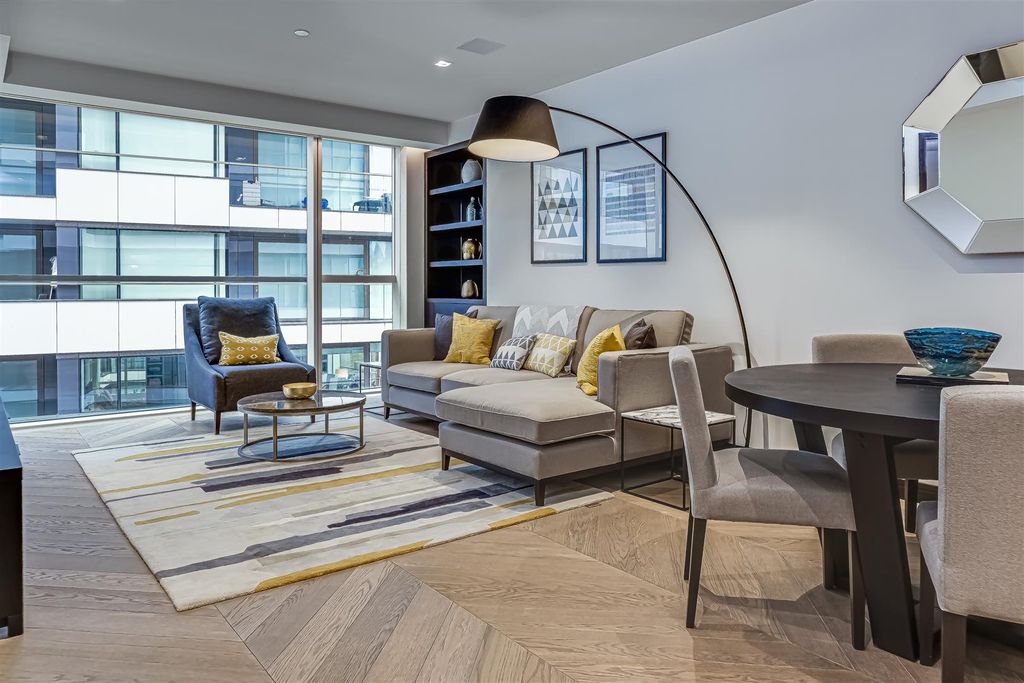 Property photo 1 of 15 Living Room - Balmoral House, One Tower Bridge - P