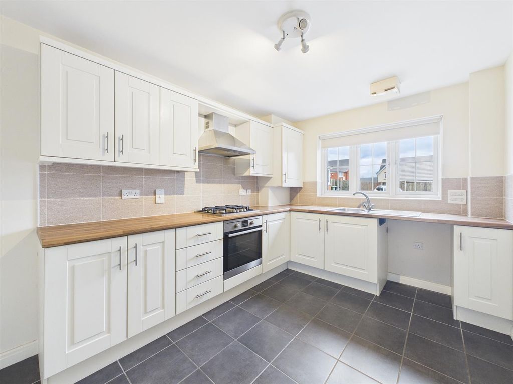 Property photo 2 of 11 Kitchen