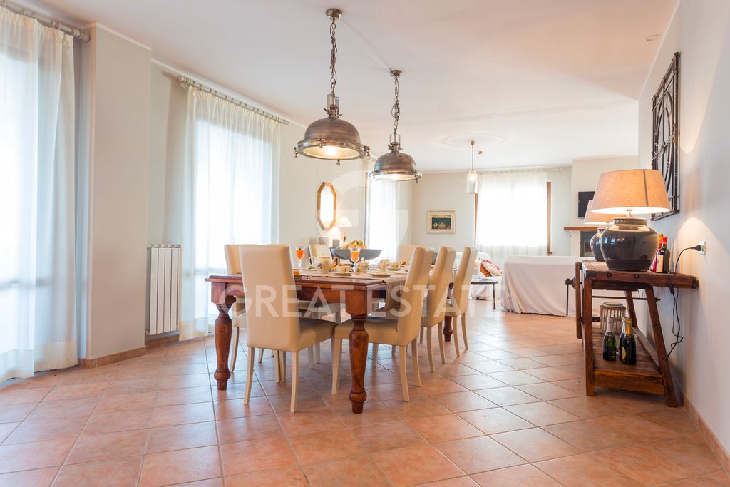 Property photo 3 of 17 Interiors