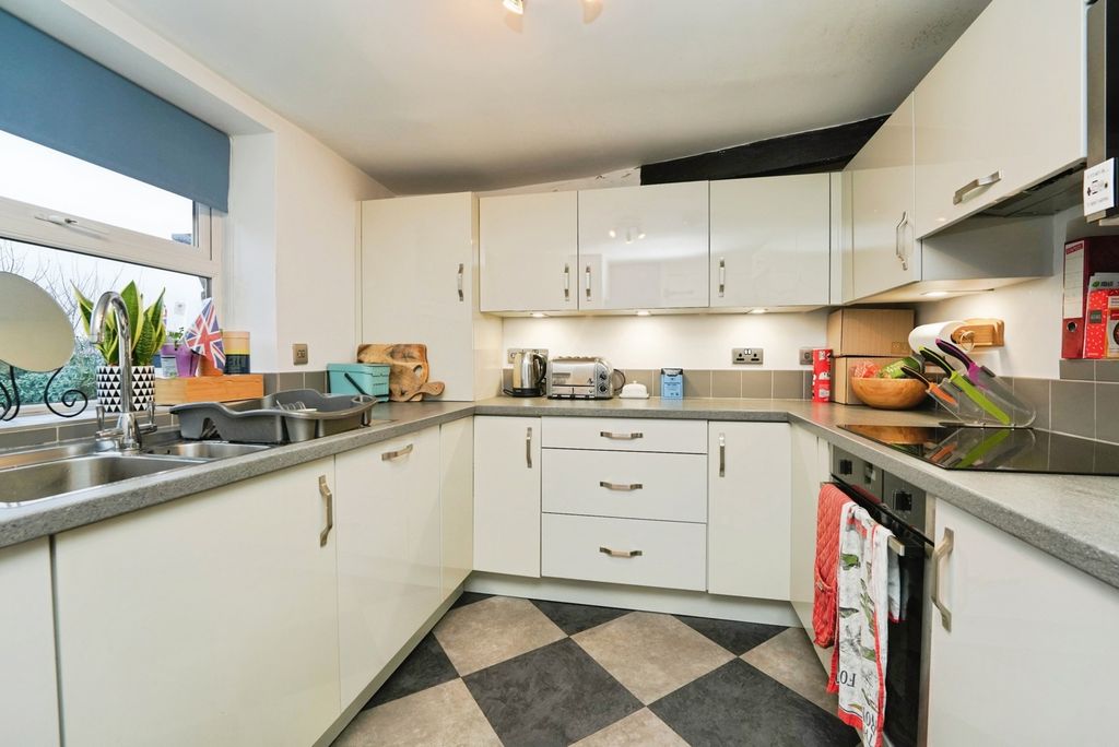 Property photo 2 of 19 Kitchen