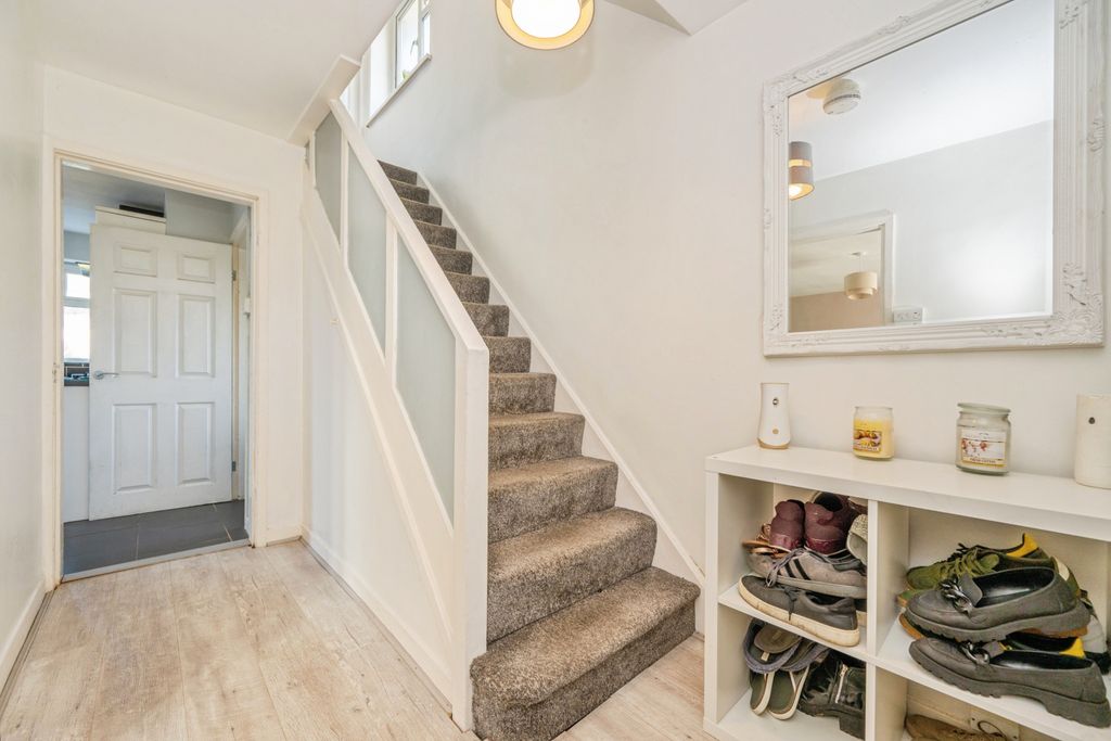Property photo 3 of 21 Entrance Hall