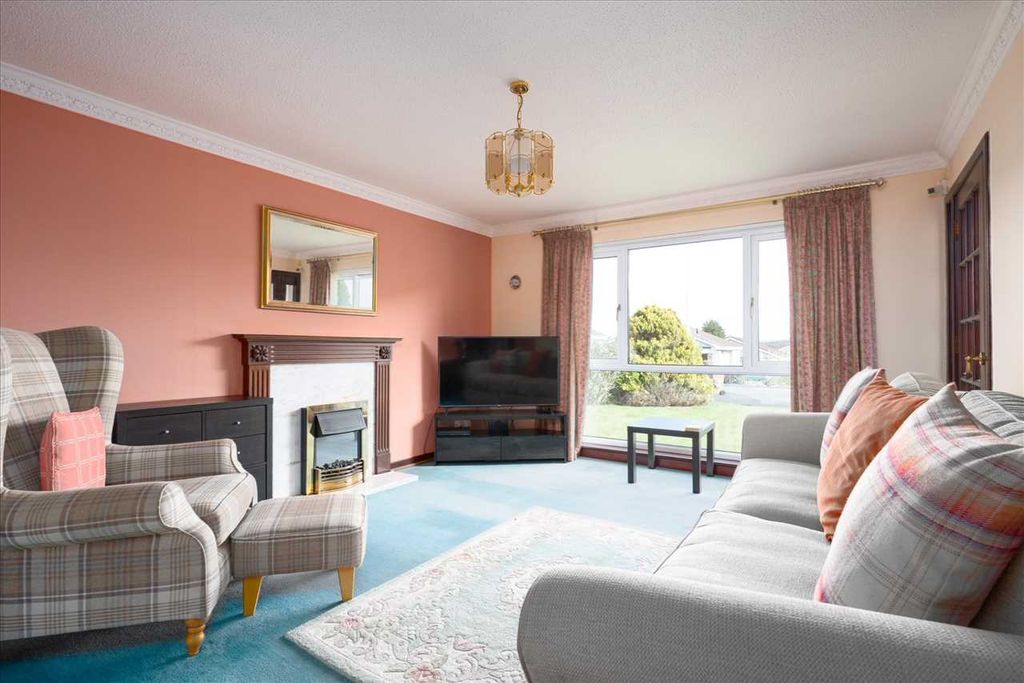 Property photo 2 of 18 Lounge/