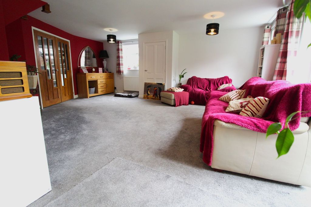 Property photo 3 of 26 Lounge