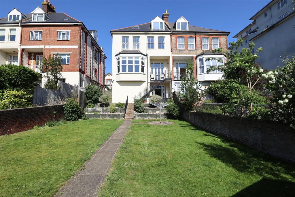 Property photo 3 of 10 Communal Garden