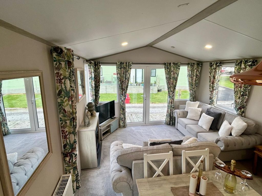 Property photo 3 of 27