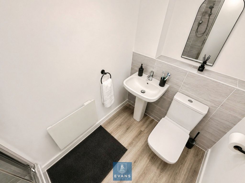 Property photo 3 of 9 En Suite Shower Room