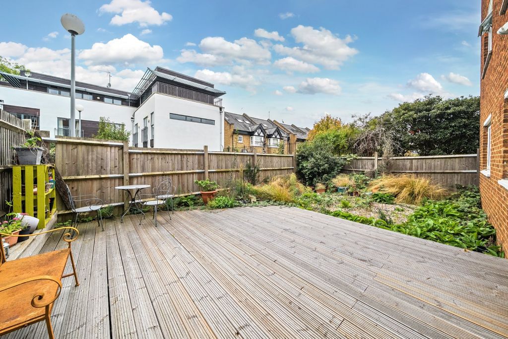 Property photo 2 of 8 Picture No. 18