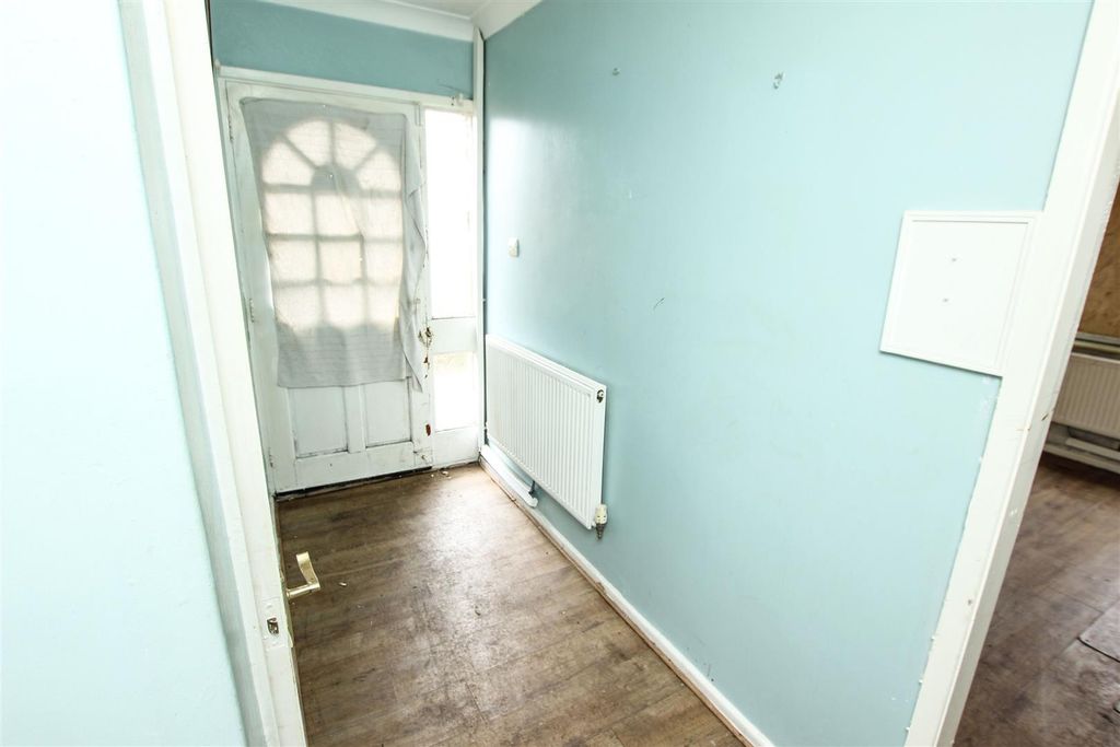 Property photo 3 of 9 Entrance Hall