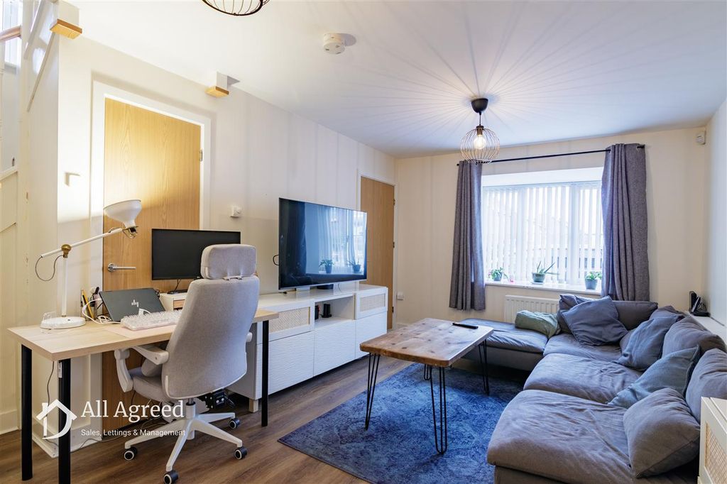 Property photo 2 of 18 Lounge