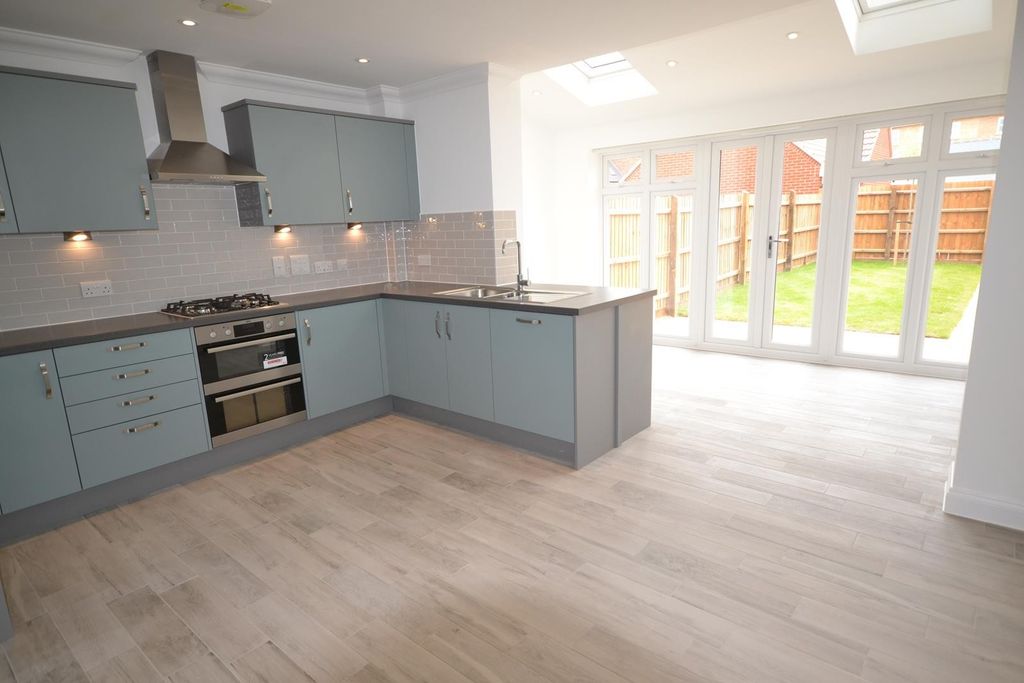 Property photo 3 of 10 Kitchen