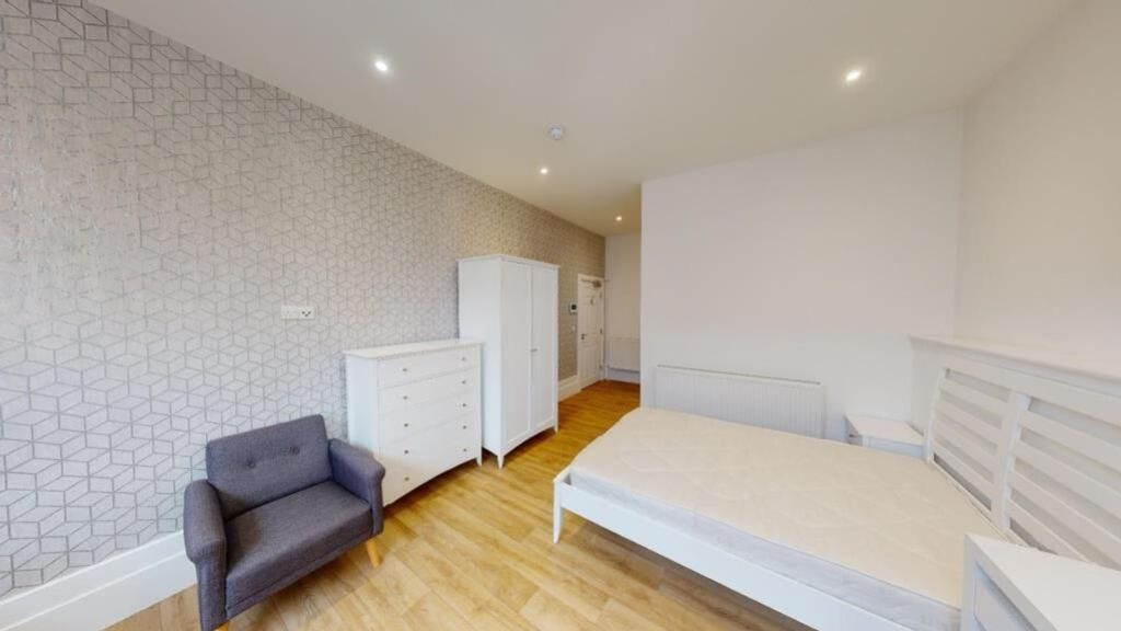 Property photo 1 of 3 A Spacious And Bright Double Bedroom Featuring Mod...